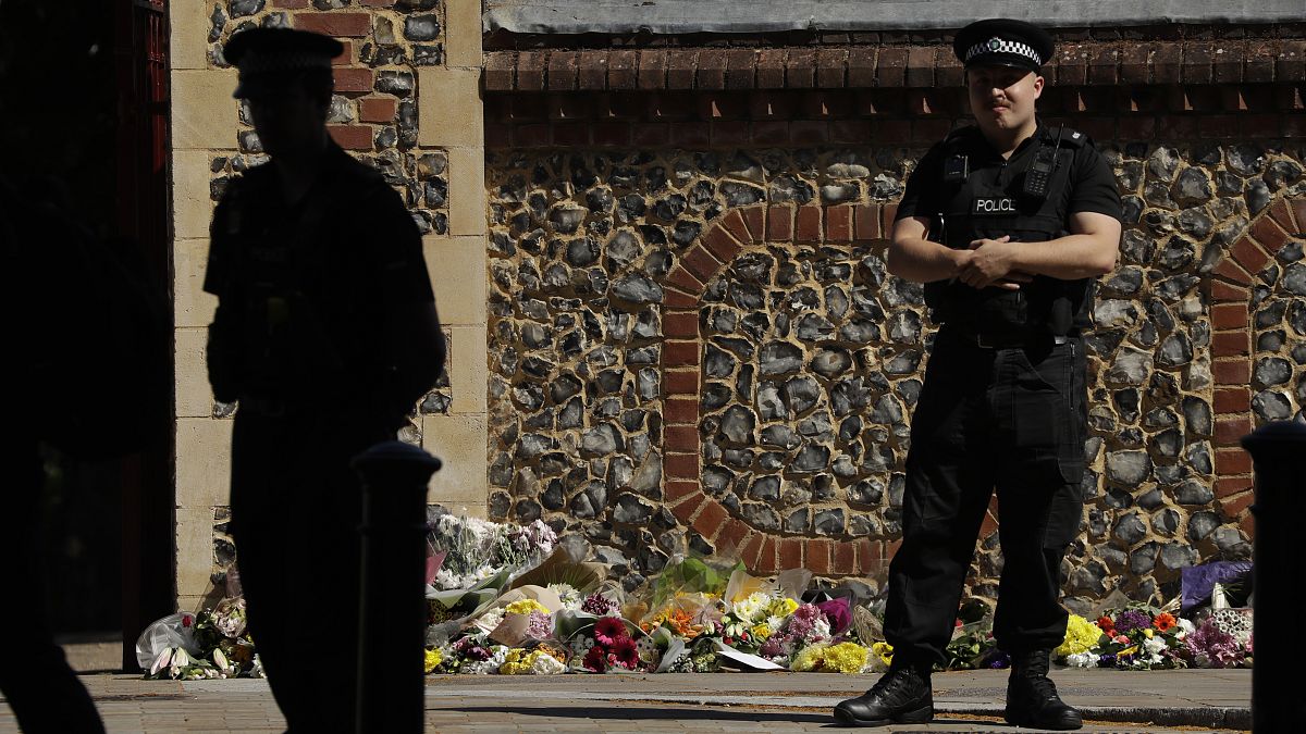 Цветы на месте теракта в Рединге