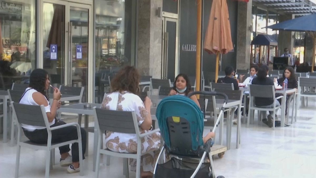 شاهد: مصر ترفع قيود الإغلاق عن المطاعم والمقاهي والنوادي والمسارح