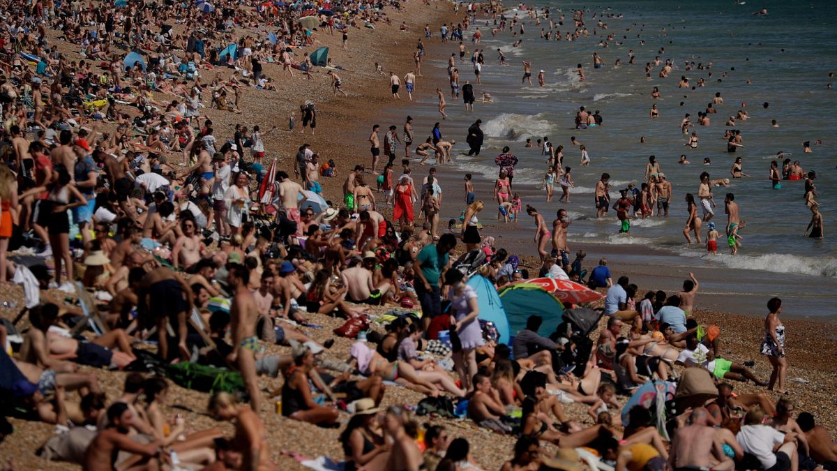 İngiltere'de havaların ısınmasıyla binlerce kişi Brighton'da plaja akın etti