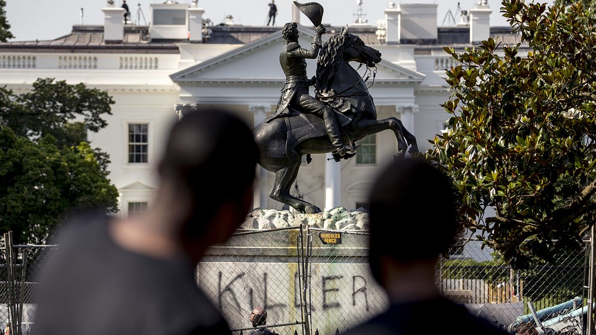 تمثال الرئيس الأميركي الأسبق أندرو جاكسون أمام البيت الأبيض