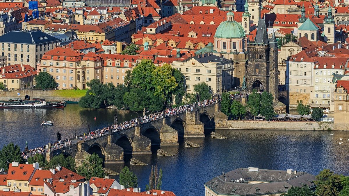 A Károly-hídon megrendezett, nagy, közös vacsorával zárnák le a járványt a csehek  