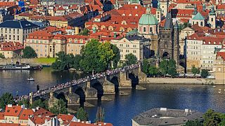 A Károly-hídon megrendezett, nagy, közös vacsorával zárnák le a járványt a csehek