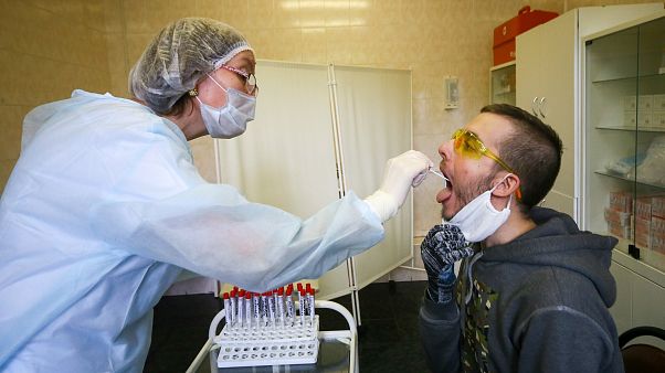 Медсестра берёт мазок для анализа на коронавирус, Москва, 15 мая 2020 Медсестра берёт мазок для анализа на коронавирус, Москва, 15 мая 2020