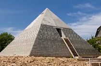 Casal cria réplica de pirâmide de Gizé em cimento