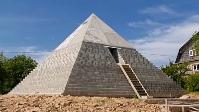 Casal cria réplica de pirâmide de Gizé em cimento