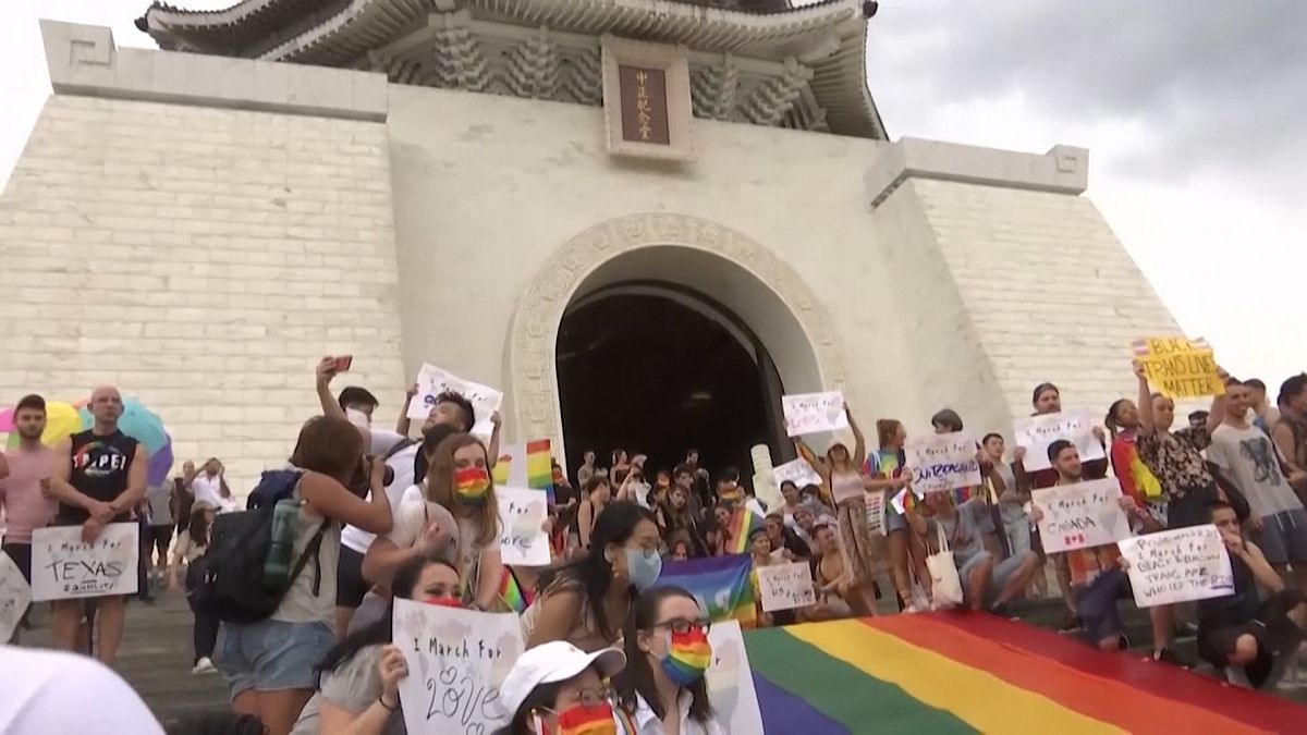 Мокрый гей-парад на Тайване | Euronews