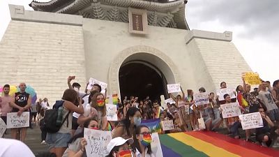 شاهد: مسيرة "فخر المثليين" تجوب العاصمة التايوانية رغم العاصفة المطرية