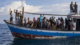 العشرات من اللاجئين الروهينغا على متن سفينة حملتهم إلى جزيرة آتشيه الإندونيسية