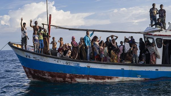 العشرات من اللاجئين الروهينغا على متن سفينة حملتهم إلى جزيرة آتشيه الإندونيسية العشرات من اللاجئين الروهينغا على متن سفينة حملتهم إلى جزيرة آتشيه الإندونيسية