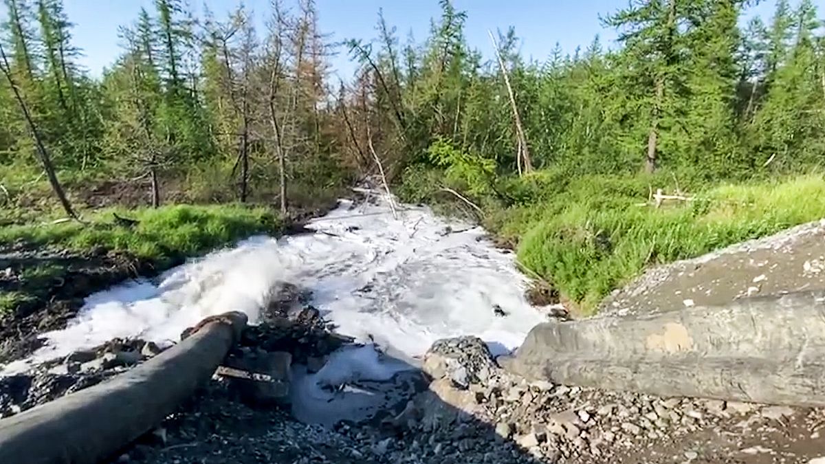 صورة لمياه تتدفق من مصنع نوريلسك لمعالجة المعادن وتصب في جدول يمتد إلى بحيرة بالقرب من مدينة نوريلسك