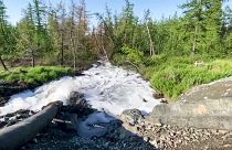 صورة لمياه تتدفق من مصنع نوريلسك لمعالجة المعادن وتصب في جدول يمتد إلى بحيرة بالقرب من مدينة نوريلسك