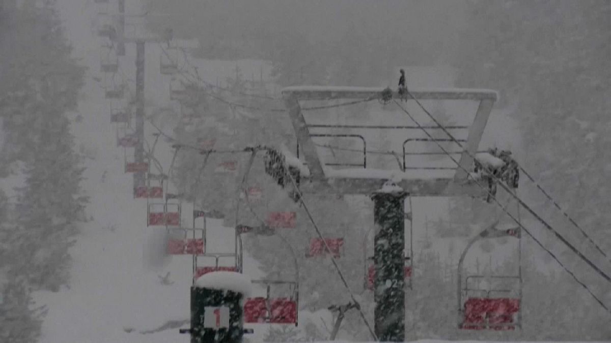 Schnee, aber keine Skifahrer. Bariloche, Argentinien, Screenshot von AFP TV 