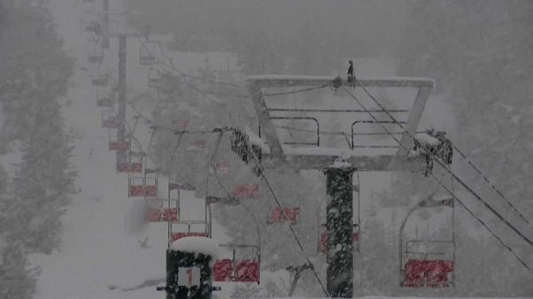 Schnee, aber keine Skifahrer. Bariloche, Argentinien, Screenshot von AFP TV Schnee, aber keine Skifahrer. Bariloche, Argentinien, Screenshot von AFP TV