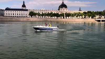 Búvárok tisztítják Lyon folyóját