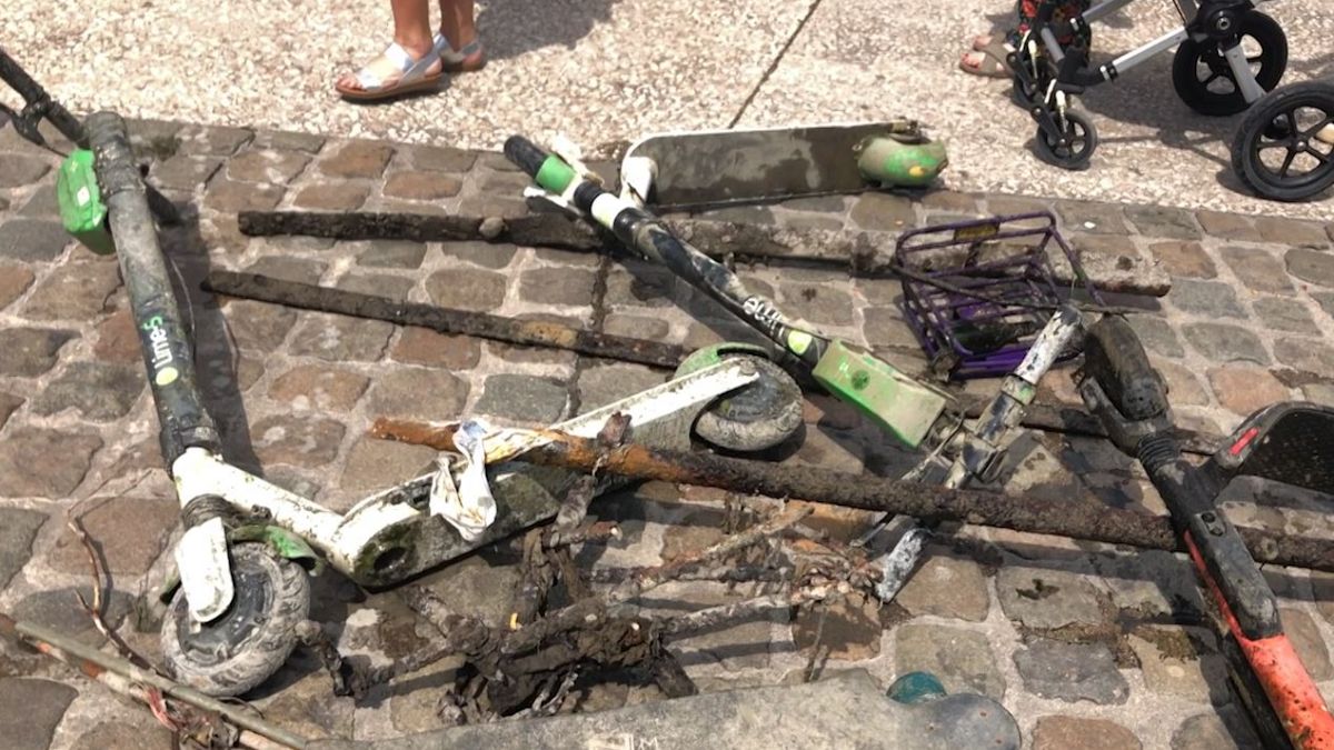 دوچرخه و اسکوترهای رها شده در رود رون؛ فعالان مدنی به آب زدند 