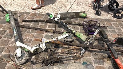 دوچرخه و اسکوترهای رها شده در رود رون؛ فعالان مدنی به آب زدند 