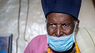 O monge etíope Tilahun Woldemichael, que se crê ter 114 anos, sobreviveu ao novo coronavírus