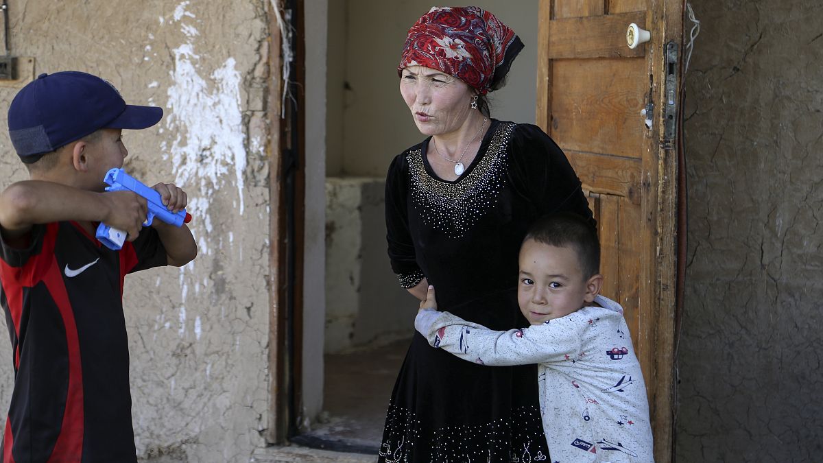 Kazak kadın Gulnar Omirzakh ve çocukları 