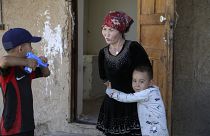Kazak kadın Gulnar Omirzakh ve çocukları 