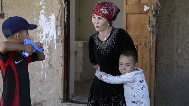 Kazak kadın Gulnar Omirzakh ve çocukları Kazak kadın Gulnar Omirzakh ve çocukları