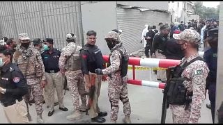 Polizei vor dem Börsengebäude in Karatschi