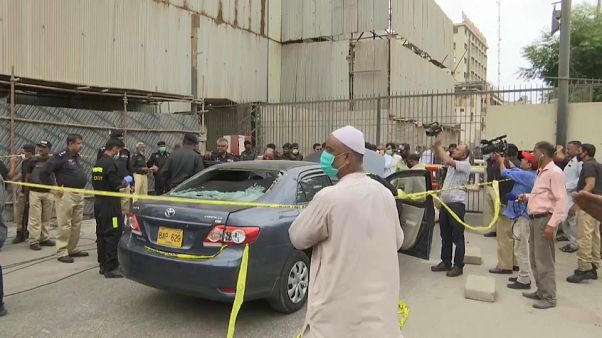 Pakistan'da Karaçi Borsası'na silahlı saldırı düzenlendi Pakistan'da Karaçi Borsası'na silahlı saldırı düzenlendi