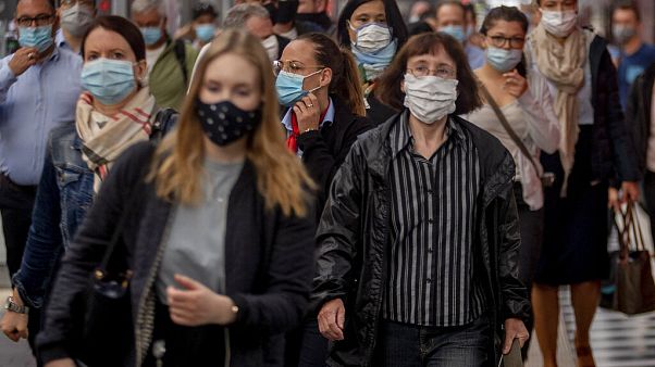 Maszkot viselő utasok a frankfurti főpályaudvaron 2020. június 29-én Maszkot viselő utasok a frankfurti főpályaudvaron 2020. június 29-én