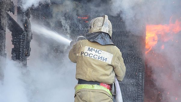 Un empleado del Ministerio de situaciones de emergencia de Rusia trabaja para extinguir el incendio. Un empleado del Ministerio de situaciones de emergencia de Rusia trabaja para extinguir el incendio.