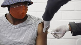 Un voluntario recibe una inyección de la vacuna de prueba COVID-19 desarrollada en la Universidad de Oxford en el hospital Chris Hani Baragwanath de Soweto, Sudáfrica.