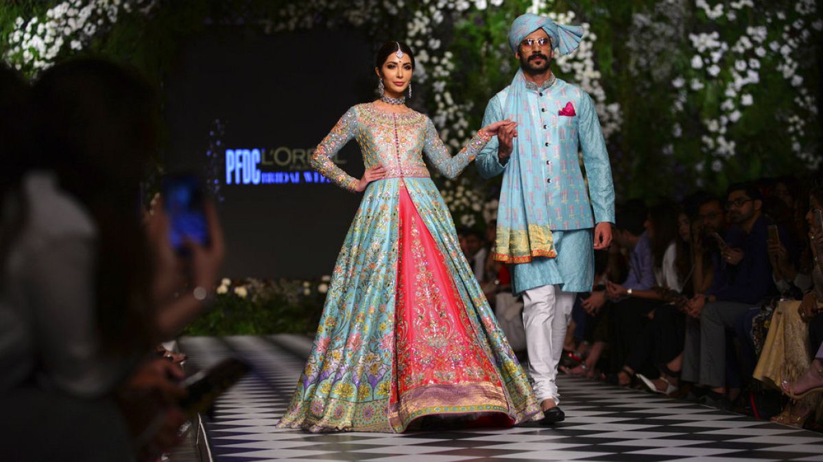 Modellek a L'Oreal pakisztáni divatbemutatóján 2018. szeptember 4-én