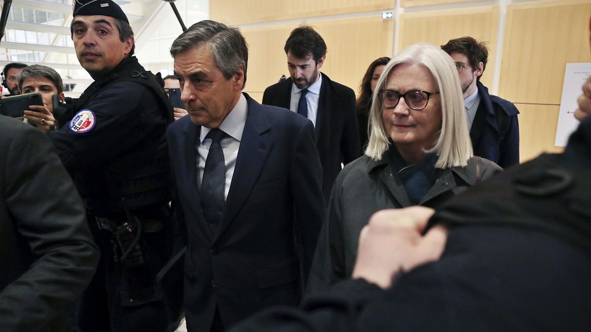 السجن عامين لرئيس وزراء فرنسا السابق بعد إدانته بتهم فساد