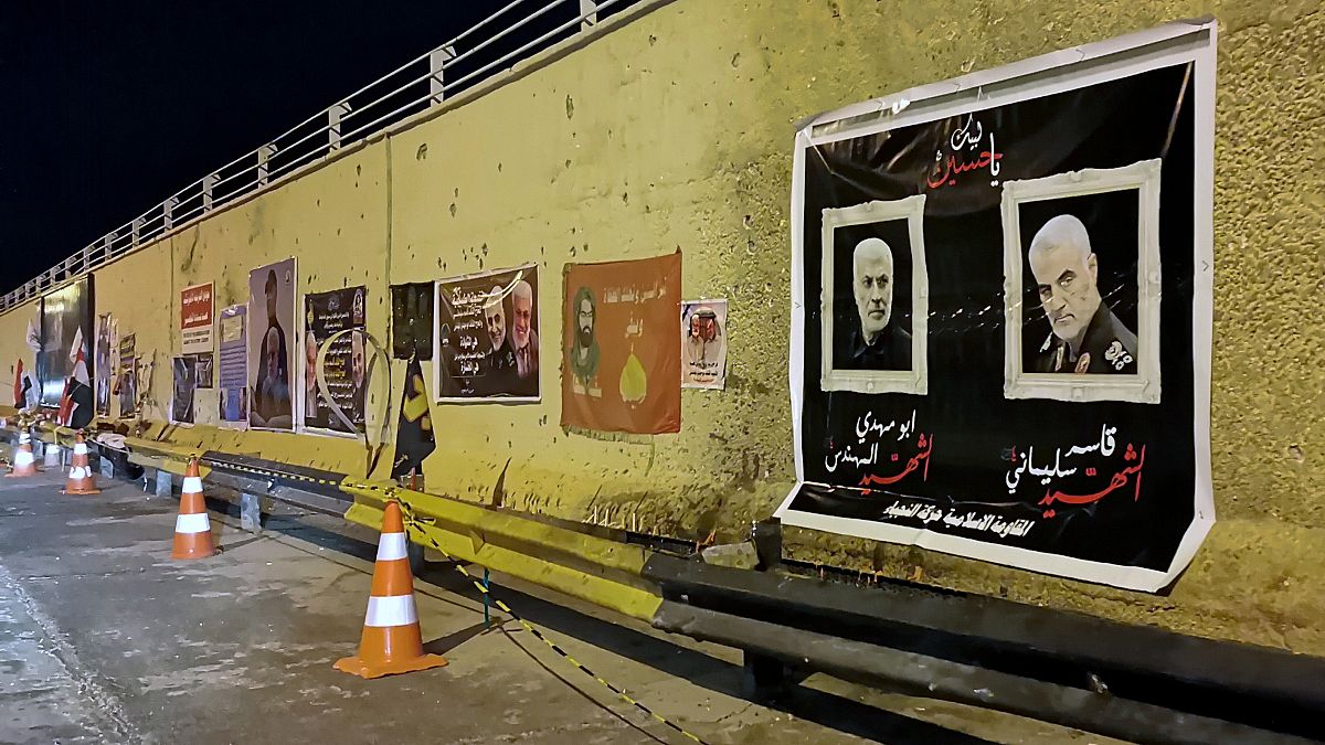 ملصقات قاسم سليماني ونائب قائد الميليشيات أبو مهدي المهندس في شوارع بغداد-العراق. 