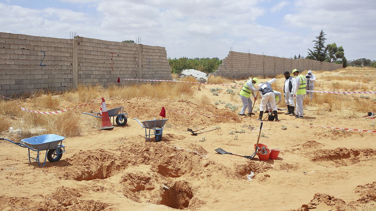  موقع مقبرة جماعية مشتبه بها في بلدة ترهونة، ليبيا. 