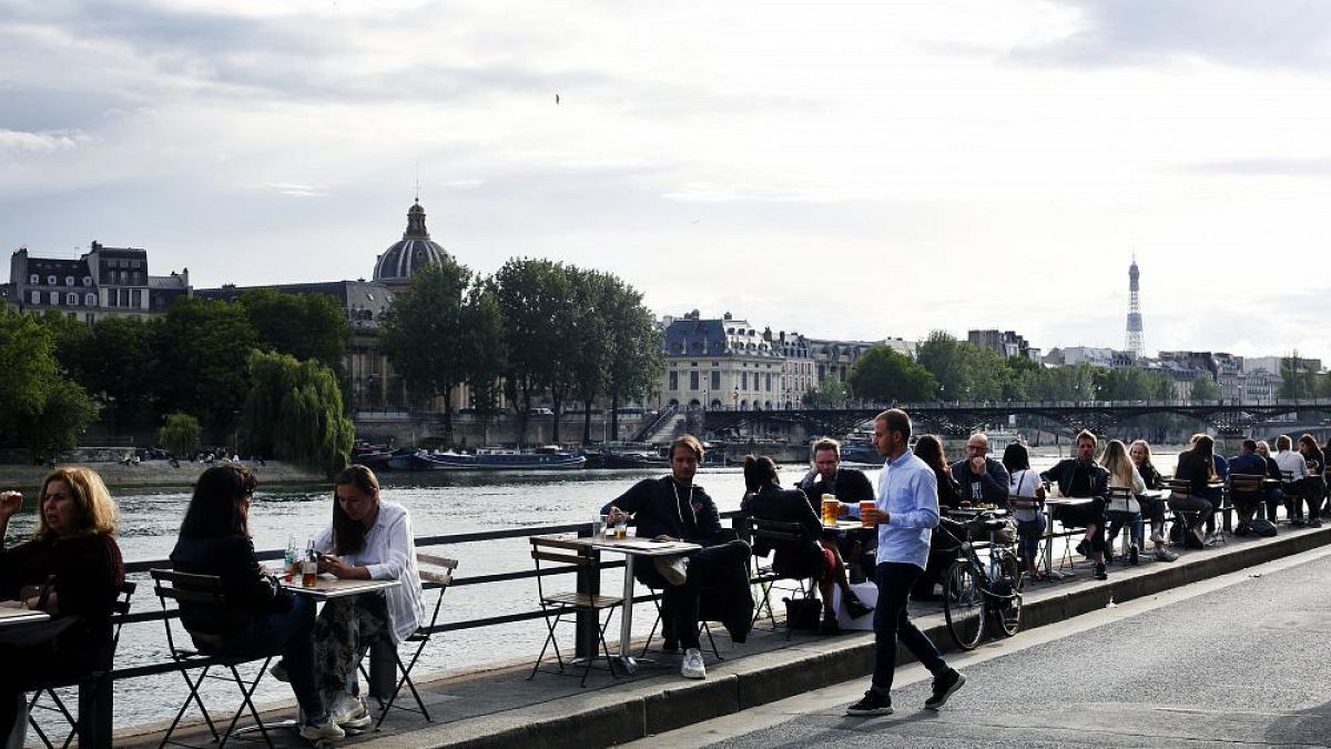 París se está redescubriendo a sí misma, ya que sus cafés y restaurantes vuelven a abrir por primera vez desde que el coronavirus los obligó a cerrar sus puertas en marzo.