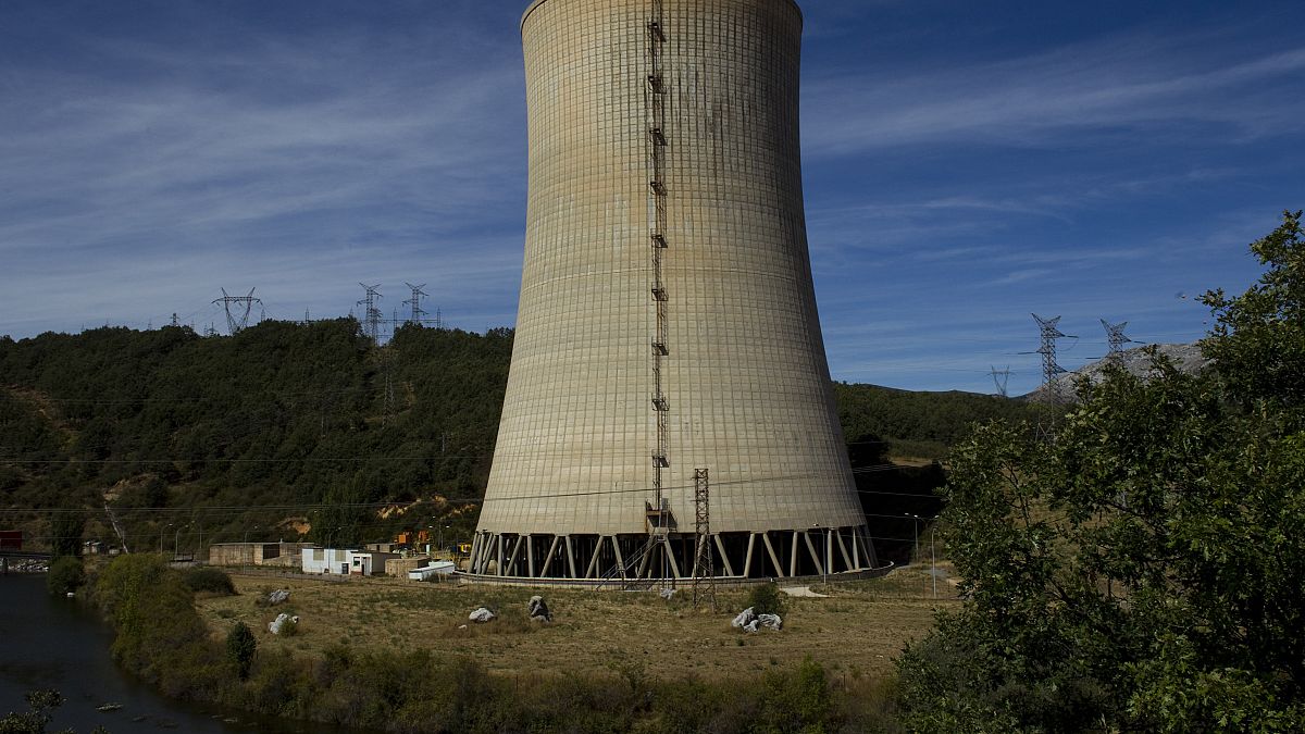 Vista de la chimenea de la planta termoeléctrica en Velilla del Río Carrión, en el norte de España, el viernes 10 de septiembre de 2010. 
