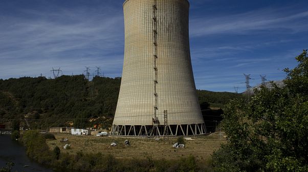 Vista de la chimenea de la planta termoeléctrica en Velilla del Río Carrión, en el norte de España, el viernes 10 de septiembre de 2010. Vista de la chimenea de la planta termoeléctrica en Velilla del Río Carrión, en el norte de España, el viernes 10 de septiembre de 2010.