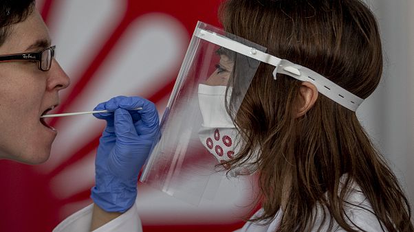 Frankfurt Havalimanı'nda test olan bir kişi Frankfurt Havalimanı'nda test olan bir kişi