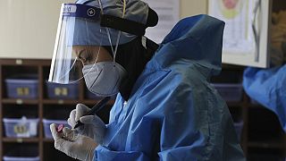 Egy iráni nővér koronavírusos betegeknek szánt gyógyszereket készít elő