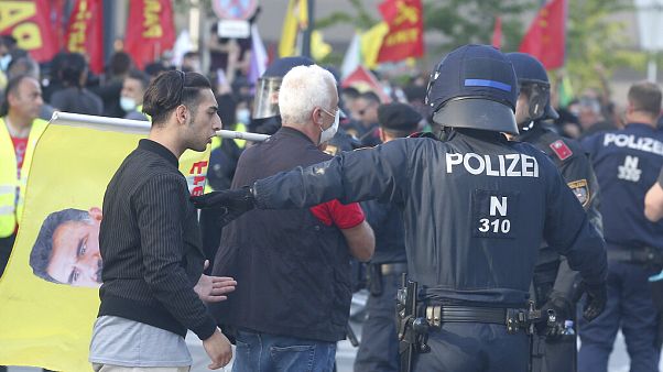 Viyana'da Türk gruplarla Kürt protestocular arasında gerginlik yaşandı Viyana'da Türk gruplarla Kürt protestocular arasında gerginlik yaşandı