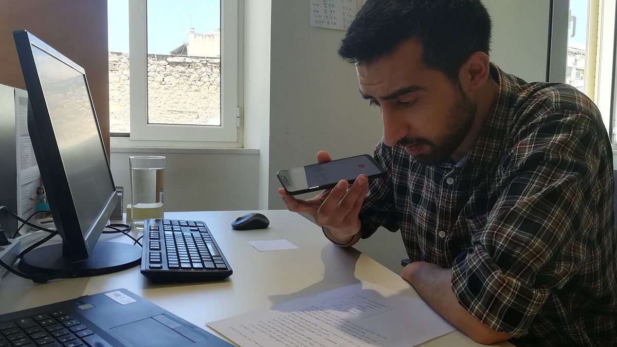 COVID-19: Ο Μαζντ από την Συρία φτιάχνει podcasts για πρόσφυγες και μετανάστες