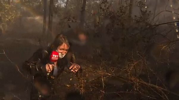 Elle couvre un incendie en direct et prend 1 000 litres d'eau sur la tête Elle couvre un incendie en direct et prend 1 000 litres d'eau sur la tête
