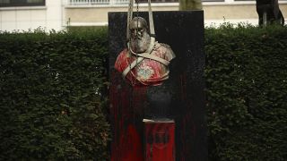 تلطيخ تمثال للملك البلجيكي ليوبولد الثاني بطلاء أحمر في بروكسل تنديداً بالجرائم التي ارتكبت إبان عهده في الكونغو