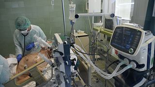 Lélegeztetőgépen lévő beteget ápolnak a Dél-pesti Kórház intenzív osztályán