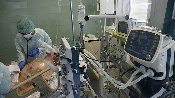 Lélegeztetőgépen lévő beteget ápolnak a Dél-pesti Kórház intenzív osztályán Lélegeztetőgépen lévő beteget ápolnak a Dél-pesti Kórház intenzív osztályán