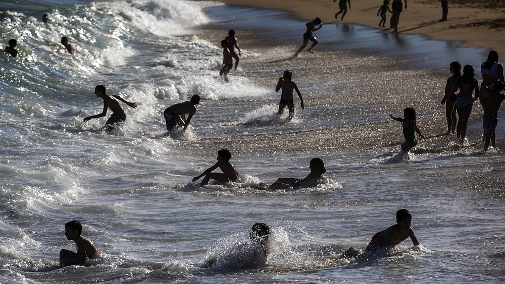 Pour éviter la contamination au covid-19, les plages de Barcelone sont sous haute surveillance