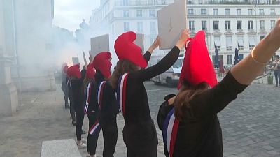تجمع فعالان اخلاق زیستی مقابل پارلمان فرانسه