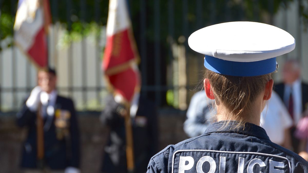 شاهد: ذعر بين مرتادي مركز تجاري في باريس بعد الإبلاغ عن وجود رجل مسلح