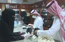 شاهد: السعوديون يتدفقون إلى الأسواق قبيل رفع ضريبة القيمة المضافة