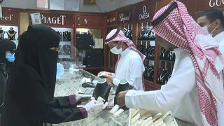 شاهد: السعوديون يتدفقون إلى الأسواق قبيل رفع ضريبة القيمة المضافة