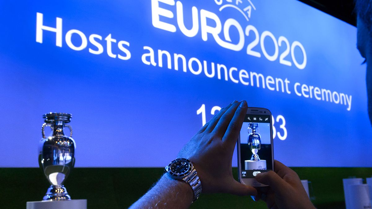 كأس هنري ديلوناي لبطولة كرة القدم الأوروبية ويفا قبل حفل الإعلان عن استضافة كأس الأمم الأوروبية 2020 سويسرا. 